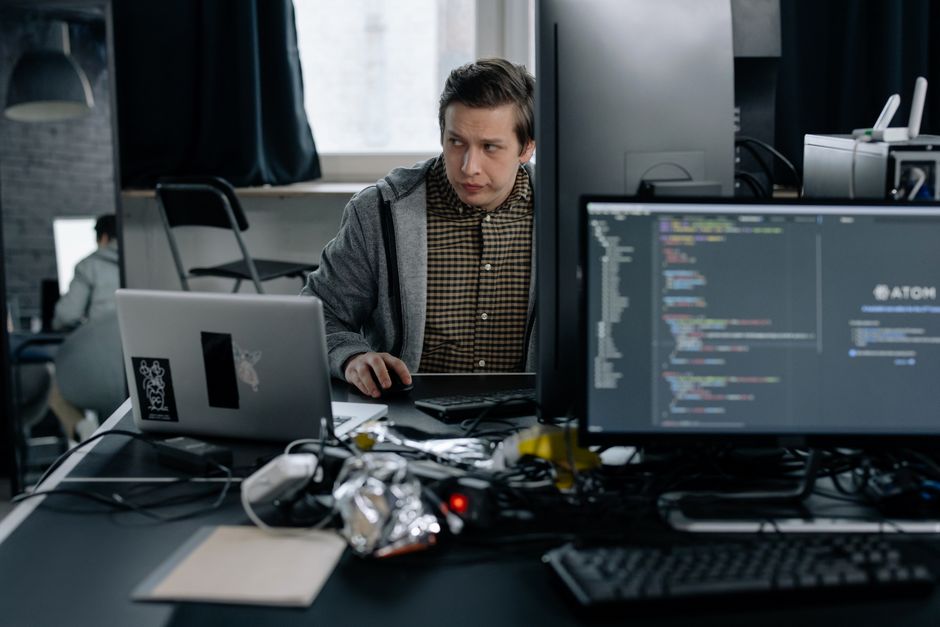 Un programador en una oficina moderna trabajando en código.