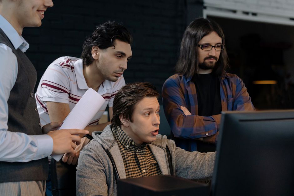 Un grupo diverso de adultos trabajando juntos en un entorno de oficina moderno.