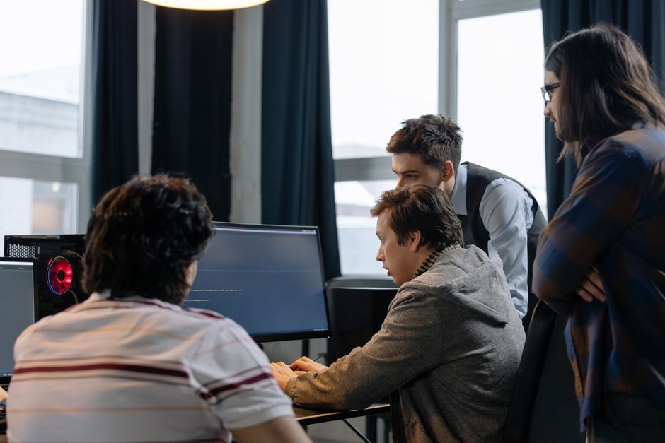 Grupo de desarrolladores trabajando juntos en un proyecto de programación.